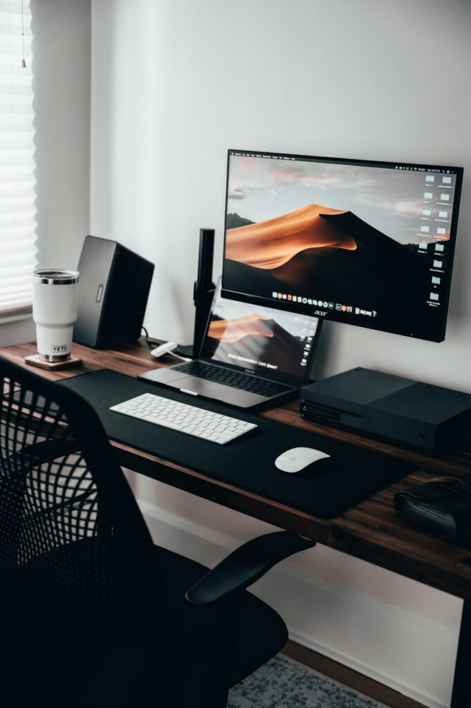 scrivania con sedia e monitor per computer