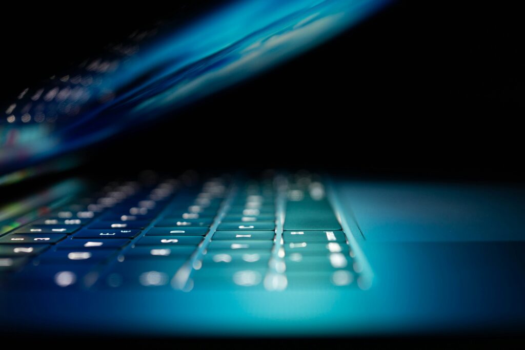 dettaglio pc con luce azzurra